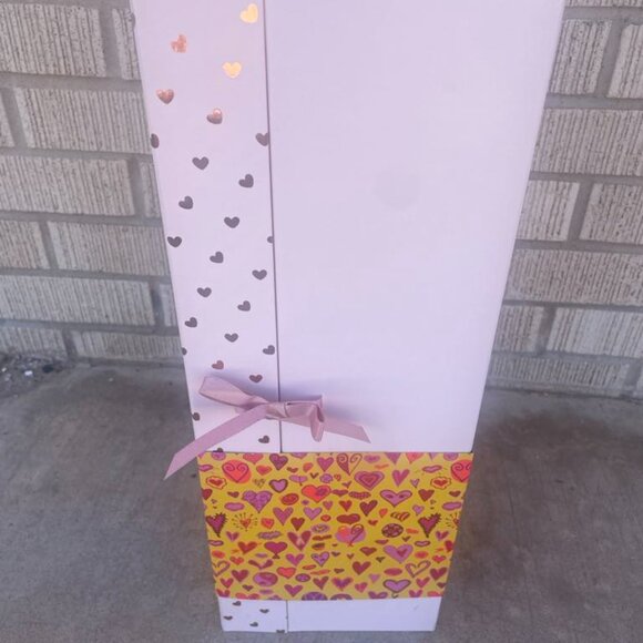 Our Generation Fashion Starter Kit in Gift Box Rosalind with Mix & Match Outfits - Picture 3 of 5